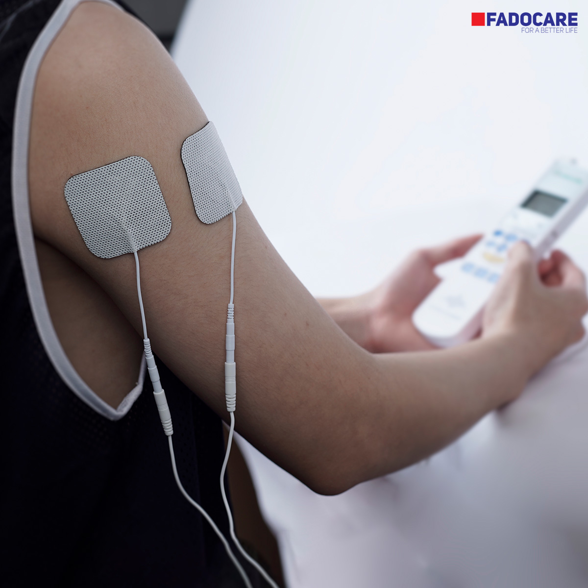 Cách sử dụng máy massage xung điện Comfortlife PL-009A tại vùng cánh tay