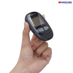Mô tả máy đo đường huyết OGCare trên tay